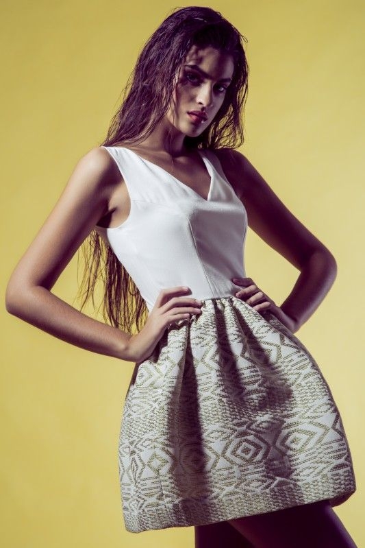 Vestido de vuelo blanco falda con volumen estampado etnico beige